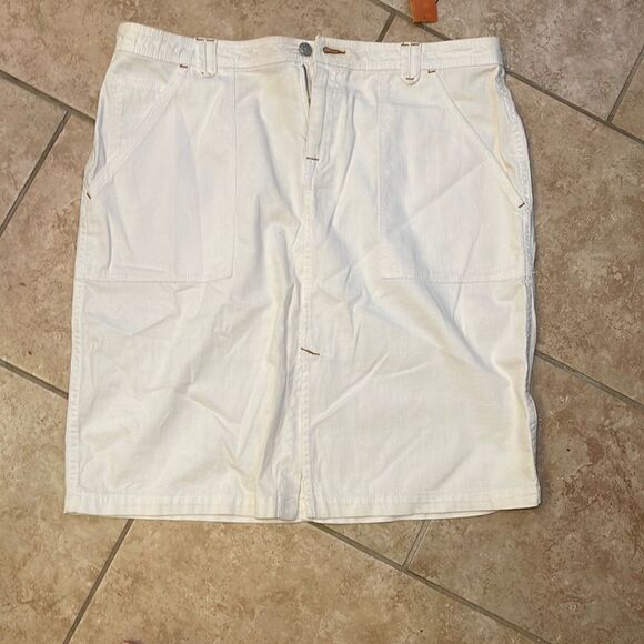 White skirt  - Picture 1 of 4